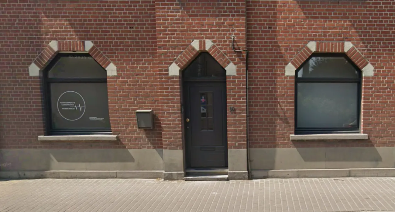 De gevel van de praktijk in de Centrumstraat 16, met de voordeur tussen twee ramen